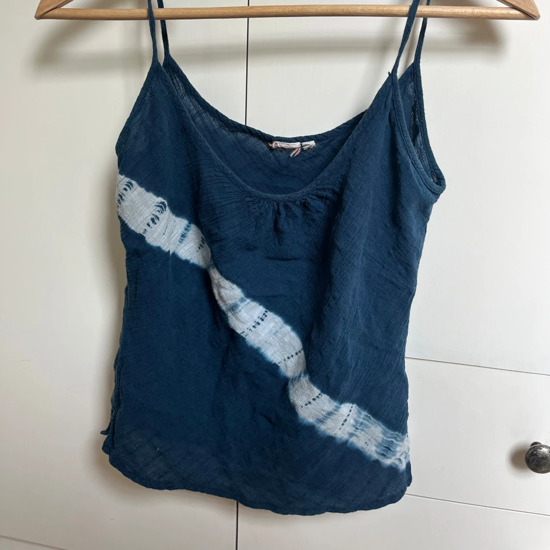 Blå tie-dye linnetopp med smala band