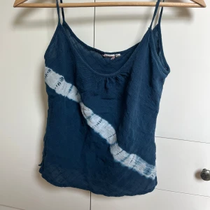 Blå tie-dye linnetopp med smala band - Jättefin sommarlinne, perfekt för varma dagar eftersom den har ett mycket tunt och luftigt matreal! Hör av dig för frågor❤️