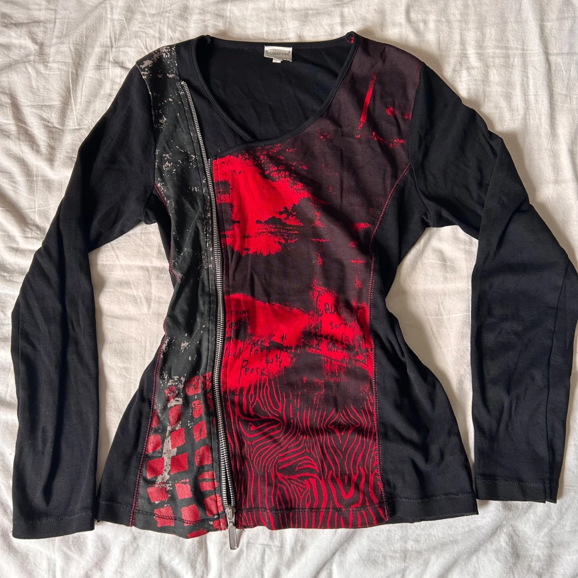 Svart och röd långärmad tröja Signature - 1