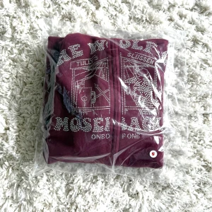 Vinröd hoodie med strasstenar från one of one - Vinröd hoodie med dragkedja och snygga strasstenar framtill som bildar ett coolt motiv och text. Helt ny från one of one 