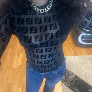 Svart mesh body från Fendi - Säljer en helt oanvänd body suit från Fendi. Originaletikett sitter kvar och plagget är i nyskick. Inköpt för över [1500], men säljes nu för ett mycket bättre pris🖤 (har ett svart BH under i bilden 🫶🏽)