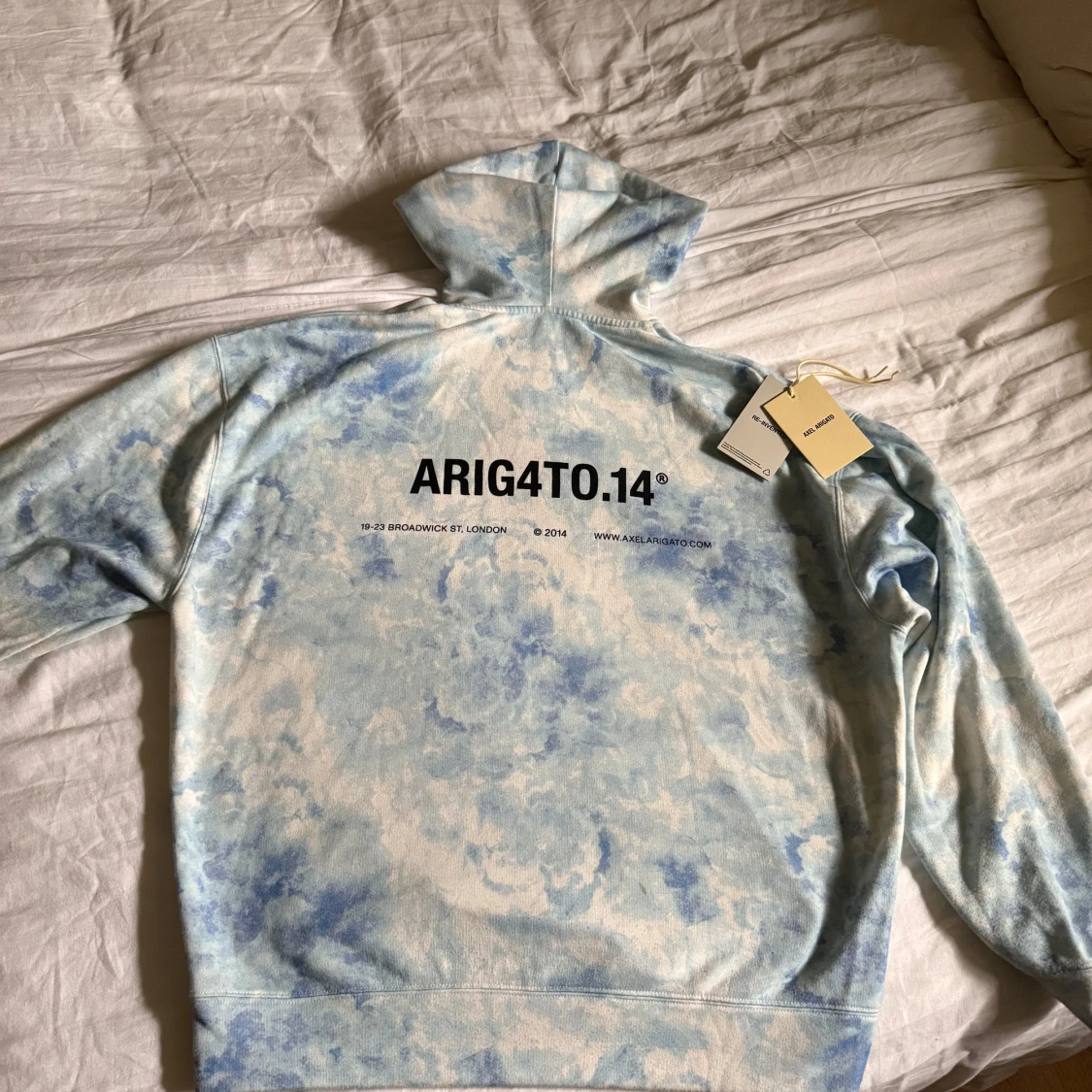 Blå tie-dye hoodie från Axel Arigato - 1
