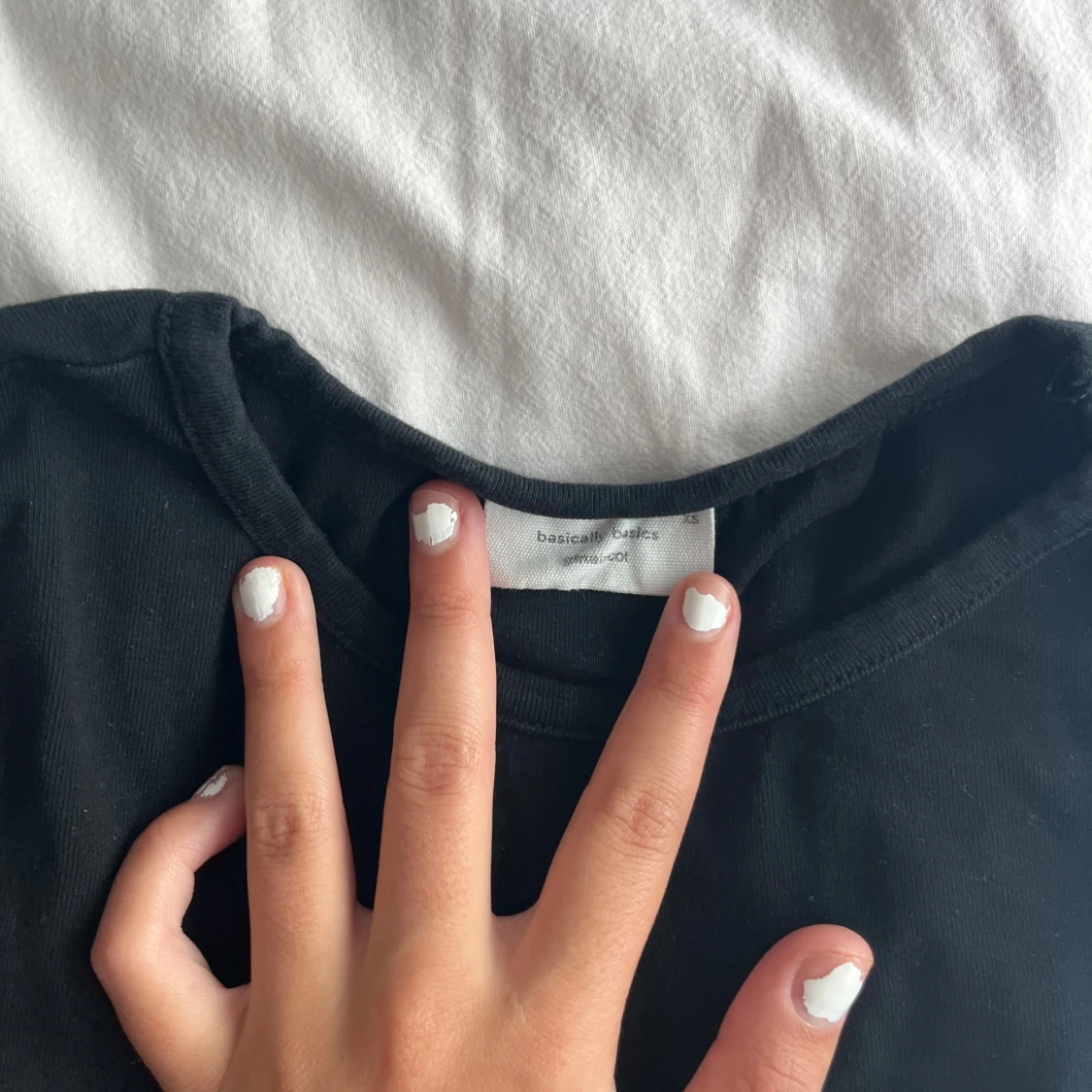 Svart basic t-shirt från Basically Basics - 1