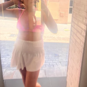 Vit volang kjol  - Vit volang kjol från Gina.❤️