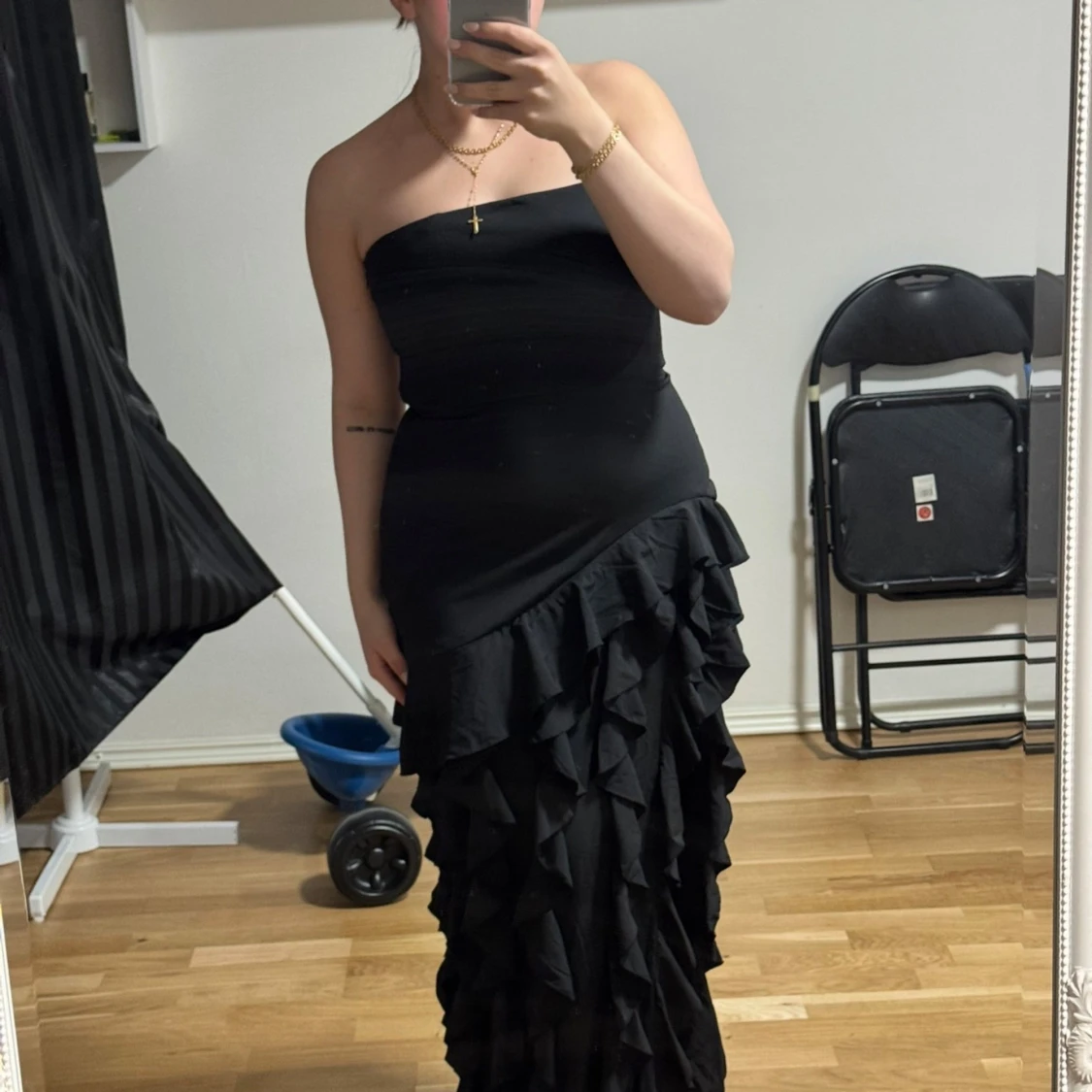 Svart volangklänning med slits ohpolly  - 1