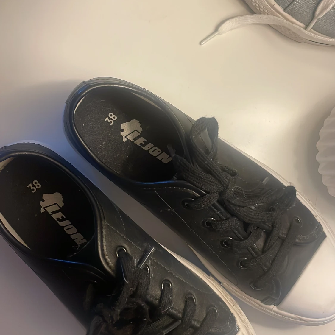 Svarta sneakers från Lejon, strl 38 - 2