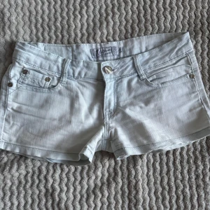 Lågmidjade ljusblå jeansshorts  - Säljer dessa lågmidjade jeansshorts från G. Cause. Storlek XL men skulle säga att det passar M/L. Fint skick men har dock en lös bokstav på baksidan (syns på sista bilden). Skriv gärna vid frågor och funderingar❣️
