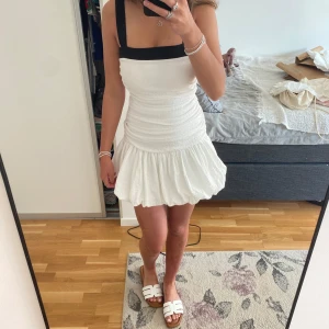 Klänning  - Säljer denna helt slutsålda klänningen från zara. Helt ny med prislappen kvar💓