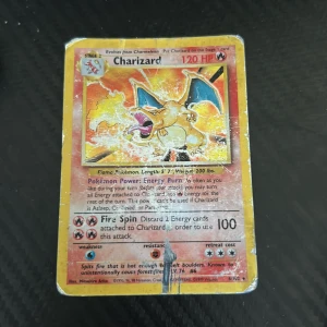 Charizard - Klassiskt Charizard-kort från Pokémon! Perfekt för samlare och nostalgiker. Kortet har tydliga spår av användning men är en ikonisk del av Pokémon-världen. Ett måste för dig som älskar Pokémon och vill ha en bit av barndomens magi i din samling. Ett rätt så slitet kort men ett kort med högt pris. Skriv vid frågor. Köper du fler kort kan vi diskutera ut ett pris.