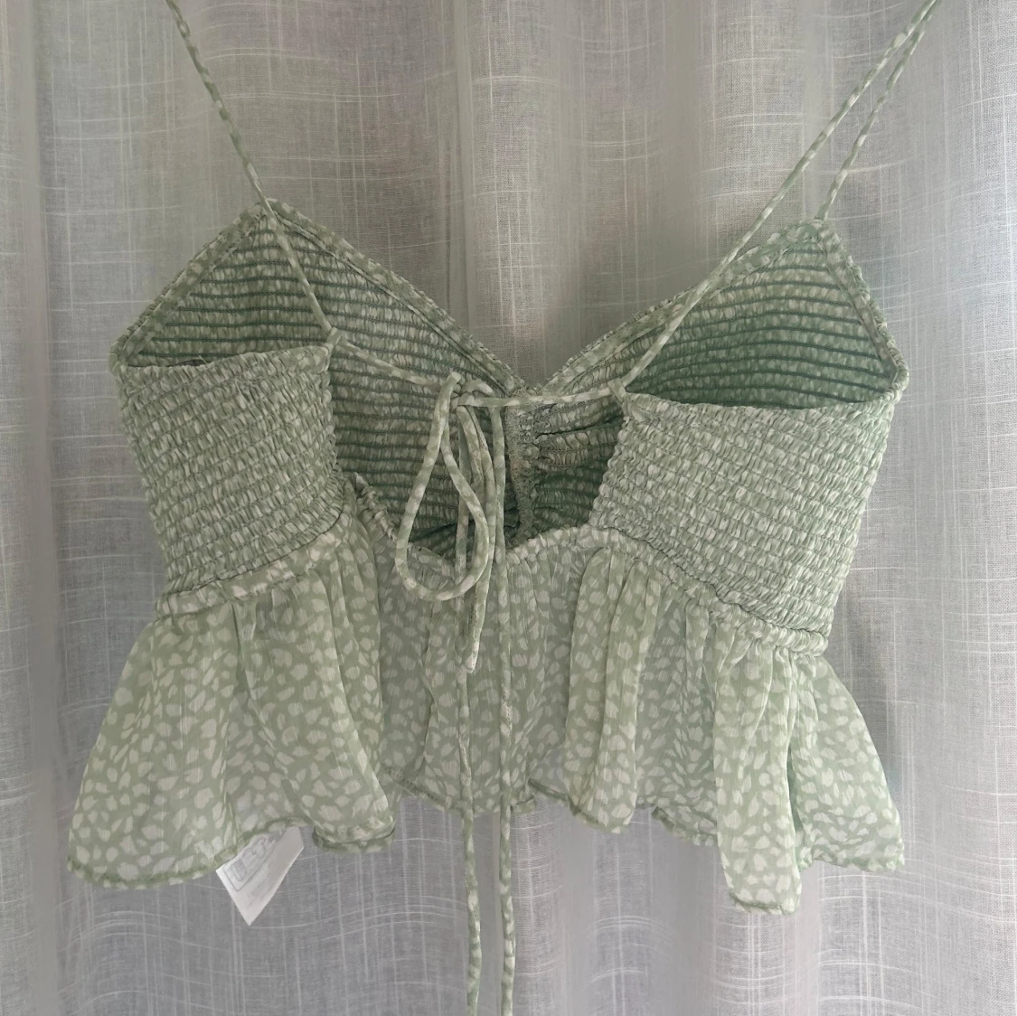 Mintgrön smockad linnetopp med volang - 2