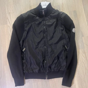 Moncler nylon cardigan  - Mycket fint skick | Size S passar XS | längden på plagget är 58 cm  | Äkta, och äktighetsbevis kan visas vid intresse | fraktar spårbart inom 24 timmar |  för att köpa klicka ” köp nu” | vid frågor skriv ett meddelande |