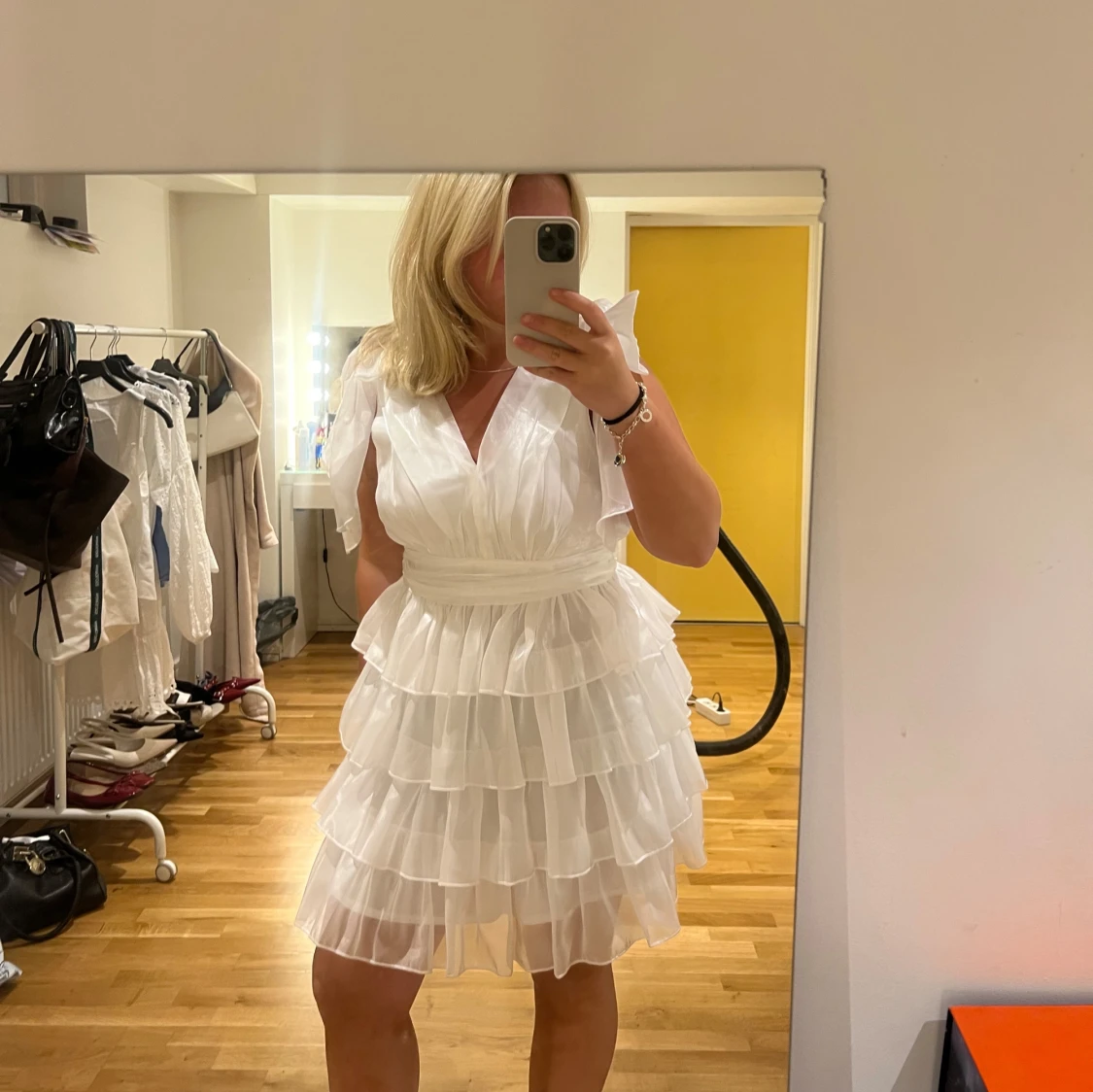 Vit volang klänning - 1