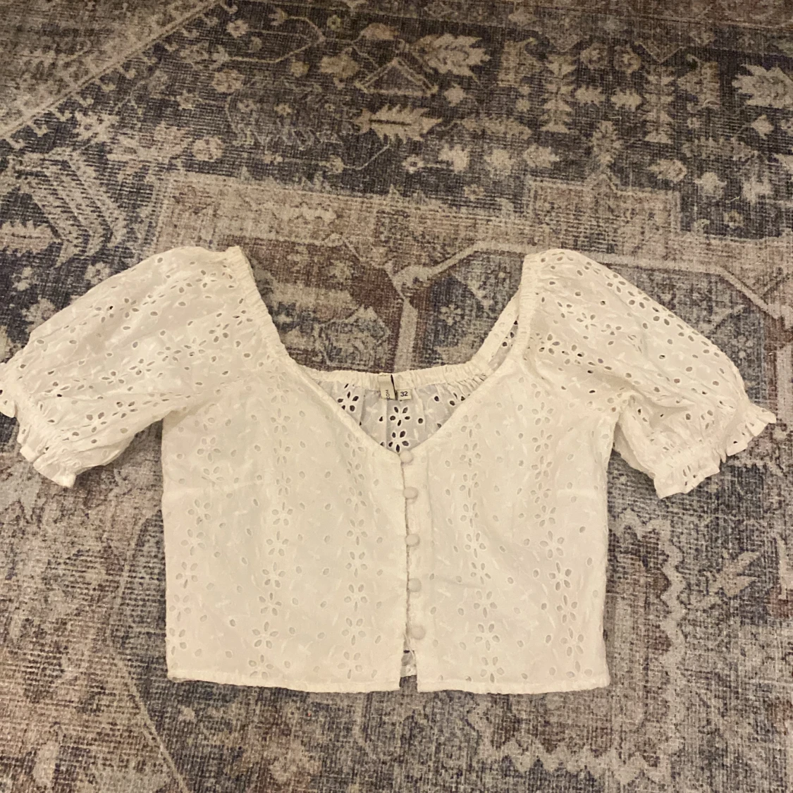 Vit broderad blus från ONLY TREND