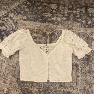 Vit broderad blus från ONLY TREND - Superfin vit blus med broderade blommor och knappar framtill.  Tråden till sista knappen har gott av men inget som märks av.☺️