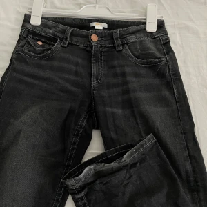 Svarta jeans ifrån Gina tricot  - Säljer mina svarta Gina tricot jeans då dem ej passar. Modellen har låg/medelhög midja och är i storlek 170. De är endast använda ca 2 gånger och har inga defekter utom nere vid foten (se bild). Det är även justerbar midja! Och fickorna har en unik design. Skriv gärna vid frågor eller prisförslag ❣️