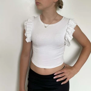 Vit topp från zara - Vit ribbad kortärmad topp med volangärmar från Zara💕