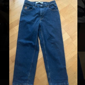 Blå jeans från Polar Skate Co, 30/32 - Säljer mina jeans från Polar Skate Co. i modell 30/32. Jeansen har rak passform, normal midja och breda ben. Dom är lite trasiga längst ner som syns i bilden men annars hela, köpta på junkyard i november förra året. Skriv om ni har frågor, pris kan diskuteras för ja minns inte hur mycket jag köpte dom för!💗
