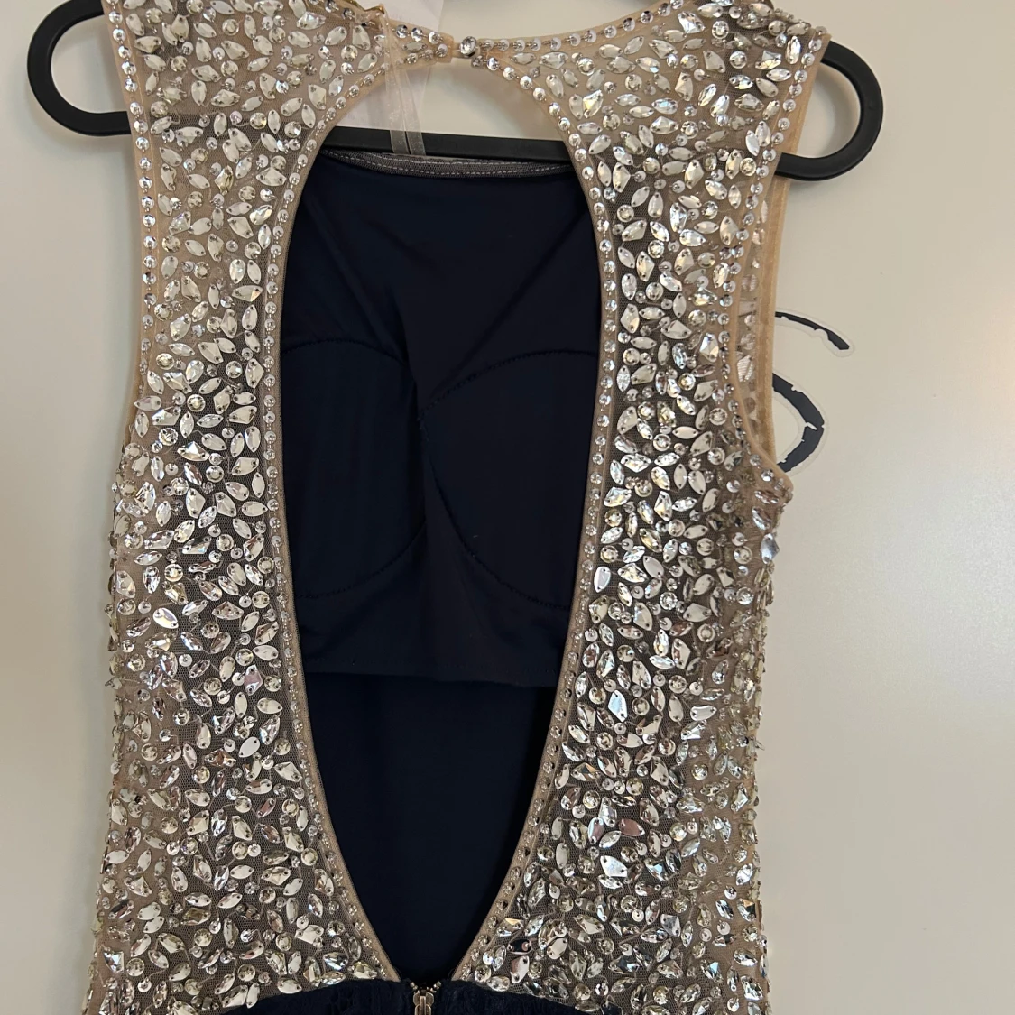 Mörkblå festklänning med spets och paljetter från Soky & Soka - 2