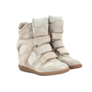 SÖKER SKRIV OM NI SÄLJER!!!  - Söker dessa super fina skor till ett rymligt pris! 