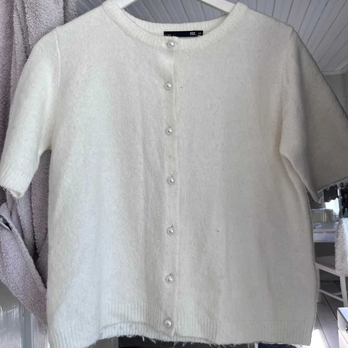 Vit kofta med pärlknappar XS - 1