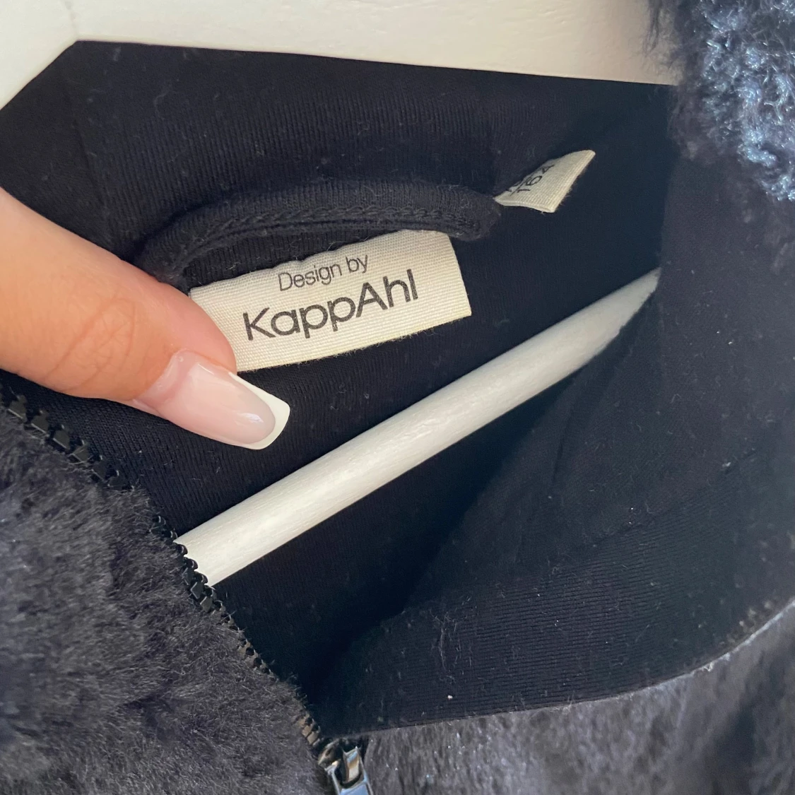 Svart teddyjacka med huva från KappAhl - 2