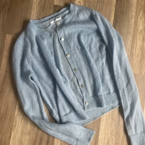 Cardigan - En ljusblå cardigan som är lite glittrig. Säljer eftersom den inte kommer till användning, den har inga defekter🙌🙌