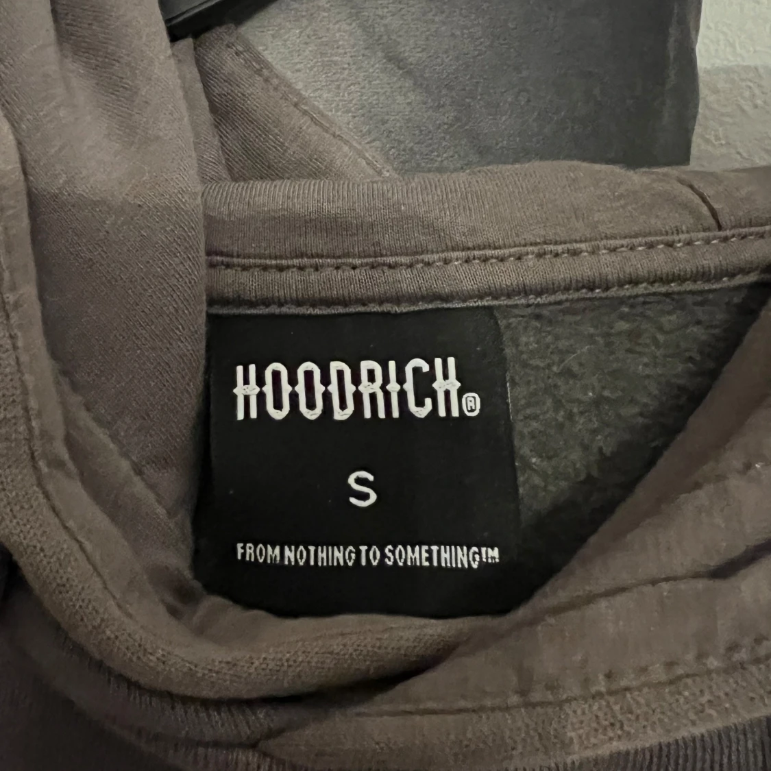 Grå HOODRICH hoodie med tryck - 1