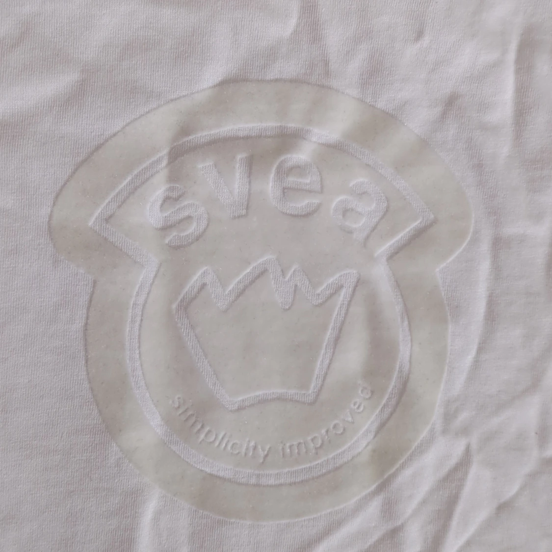 Vit t-shirt med pufftryck från Svea - 2