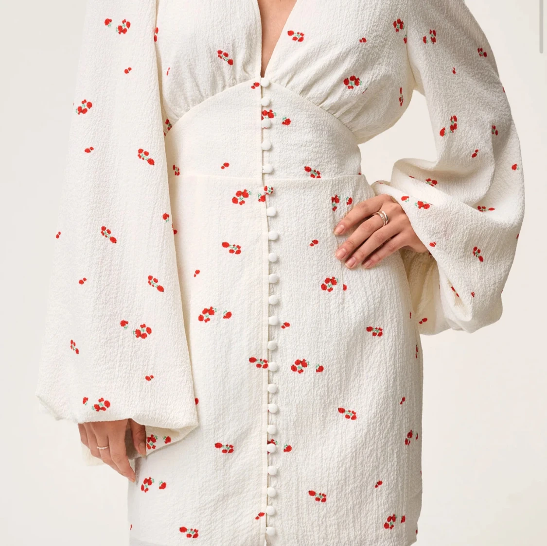 Vit blommig kortklänning med v-ringning - 1