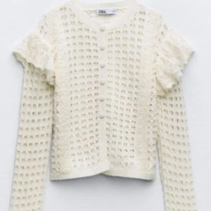 Kofta Zara  - Söt kofta från Zara med volangdetaljer! Perfekt för att lyfta din look 💕