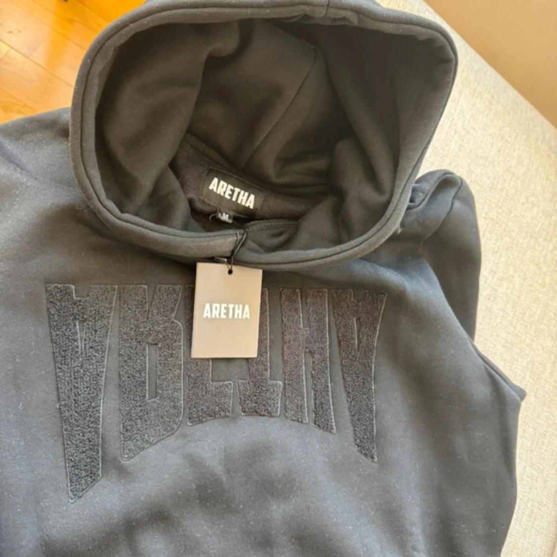 Svart hoodie från Aretha med brodyrHelt ny i förpackning strl small Luv tröja med snygg lurviga logga Aretha 44cm bredd axelLängd ca 70 cm (Har en i medium också i en annan annons) - 4