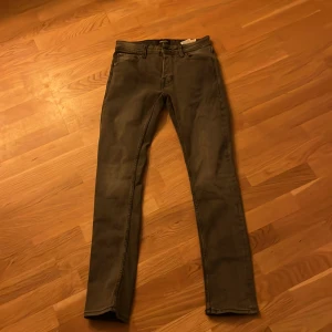 Grå skinny jeans från Jack & Jones - Snygga grå jeans från Jack & Jones i modellen skinny fit. Klassisk femficksdesign, smal passform och normal midja. Jeansen är tillverkade i bomull med lite stretch för extra komfort. Och är använda 0 gånger utomhus helt sprillans nya har bara dragit bort lapparna