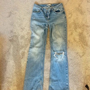 ljusblå bootcut jeans - Bootcutjeans med hål på knä