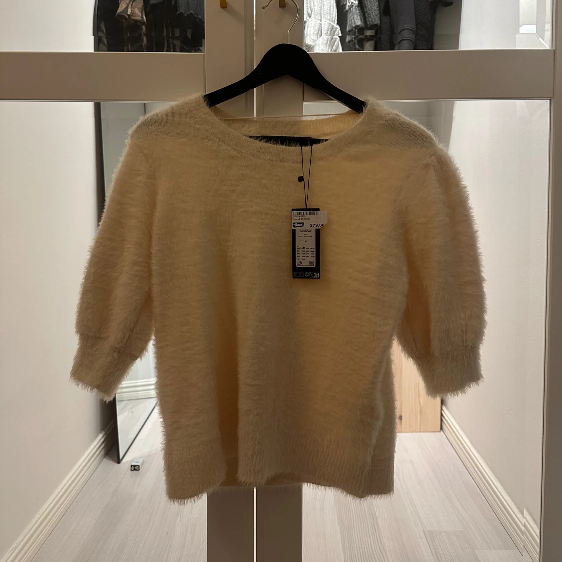 Ljus fluffig stickad tröja