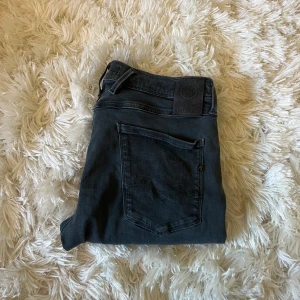 Replay Jeans - Ett par Replay Jeans i storlek w34. Modellen är anbass och sitter som slim fit ungefär. Priset är ej hugget i sten. Tveka ej på att skriva vi sminkats fråga eller fundering.