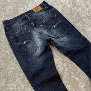 Nudie jeans - Tja! Säljer dessa riktigt feta blå Nudie jeans med stört najs tvätt! Slimfit passform. Size 31/32. Skriv vid funderingar!