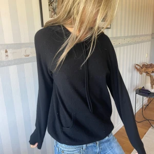 Davida hoodie  - Säljer min älskade Davida hoodie som använts med kärlek. Den har alltid varit varsamt använd och äskats i många år. Den är i 100% Kashmir och super praktiskt till allt. Den håller en varm till alla årstider.  