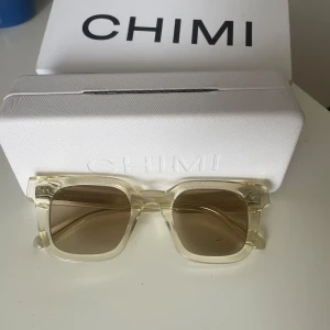 Chimi 04 light yellow - Säljer mina Chimi solglasögon som inte kommit till användning i år. Användes lätt förra året. Inga rejäla skador. Nypris ca 1300kr. Pris kan diskuteras🤍