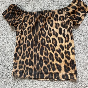 Leopardmönstrad offshoulder topp - Snygg offshoulder topp med leopardmönster i bruna och svarta toner💕