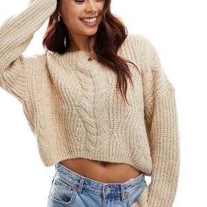 Stickad tröja  - Beige kabelstickad tröja💓storlek M men passar M-xs