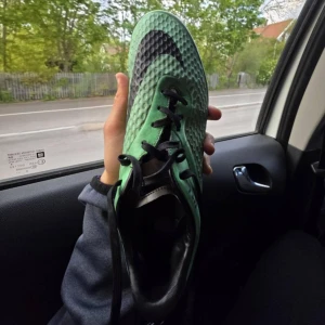 Gröna Nike hypervenom - Säljer ett par gröna Nike hypervenom i storlek 42.5. Skick enligt bilden.
