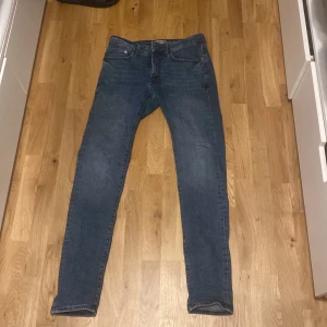 Jeans - Ett par mörkblåa jeans 