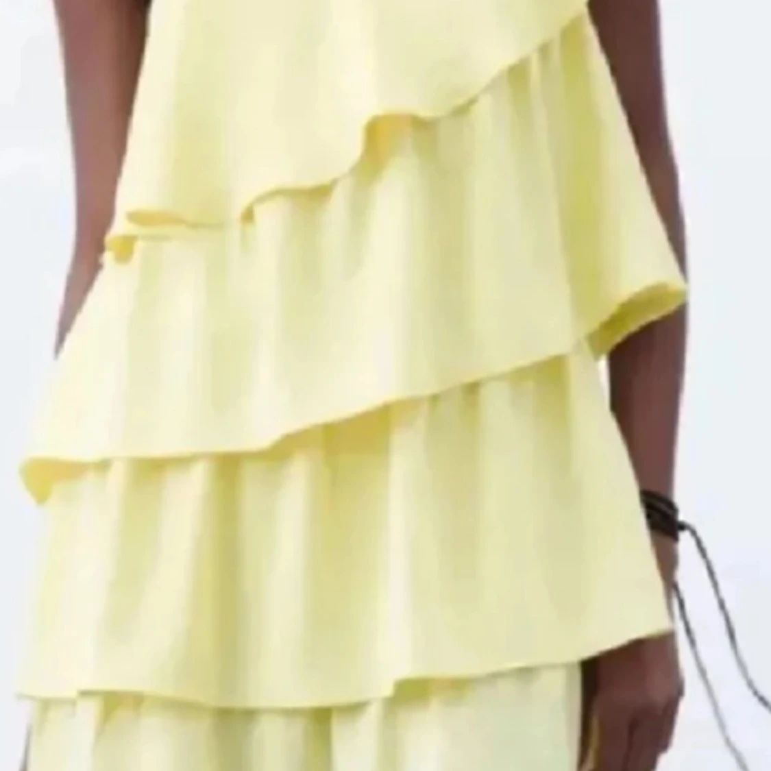 Gul volangklänning från Zara