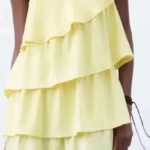 Gul volangklänning från Zara - Superfin gul kortklänning från Zara med flera volanger och offshoulder-design. Super fint skick 💞