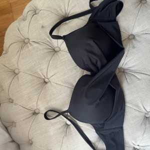 Svart bikini med smala axelband - Snygg svart bikini med klassisk trekantsmodell och smala axelband. Enkel och stilren design som passar perfekt för stranden eller poolen. Materialet känns mjukt och följsamt mot huden.