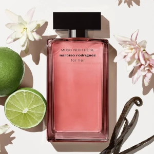 Musc Noir Rose Narciso Rodriguez 100ml - Doften Musc Noir Rose har inslag av blommor, lime och vanilj, vilket ger en fräsch och sensuell känsla. Perfekt för dig som gillar moderna och feminina dofter. 100ml och i princip ny förutom att den sprayats 3gånger och därmed ej går att returnera.