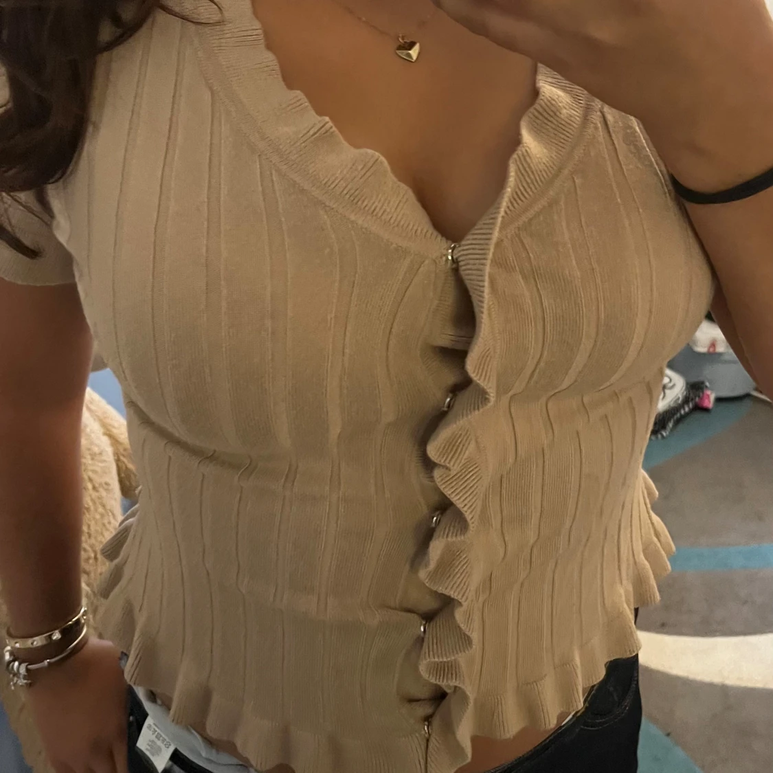 Beige ribbad topp med volangkant - 1