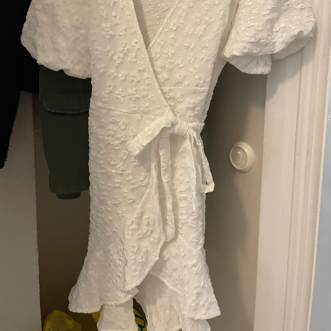 Vit omlottklänning med volang - 1