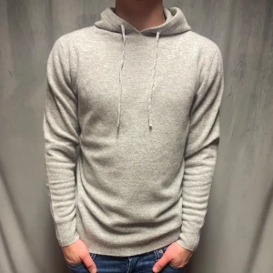 Kashmir/Merino hoodie - En schysst ljusgrå Kashmir/Merino hoodie! Storlek M! Modellen är 177cm lång, passar längre! Bara testad, därför nyskick! Hör av dig vid frågor!🌟