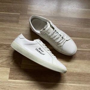 Saint Laurent skor  - Säljer ett par äkta vita Saint Laurent skor i fint skick. Skorna är i storlek 44 eu och inget og medföljer vid köp. Kom pm för fler bilder och info. MVH Anton Fölstad 🫡
